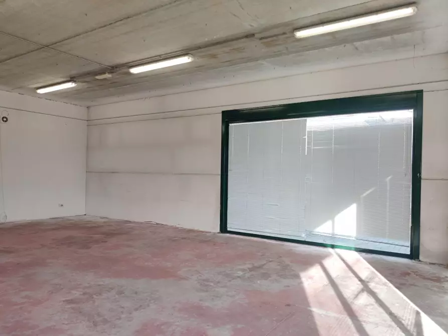 Immagine 2 di Ufficio in affitto  a Cascina