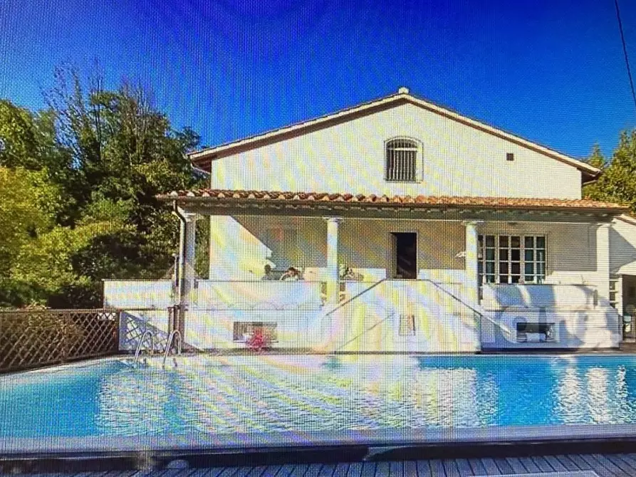 Immagine 10 di Villa in vendita  a Lucca