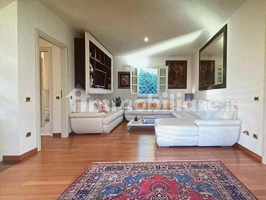 Immagine 2 di Villa in vendita  a Lucca