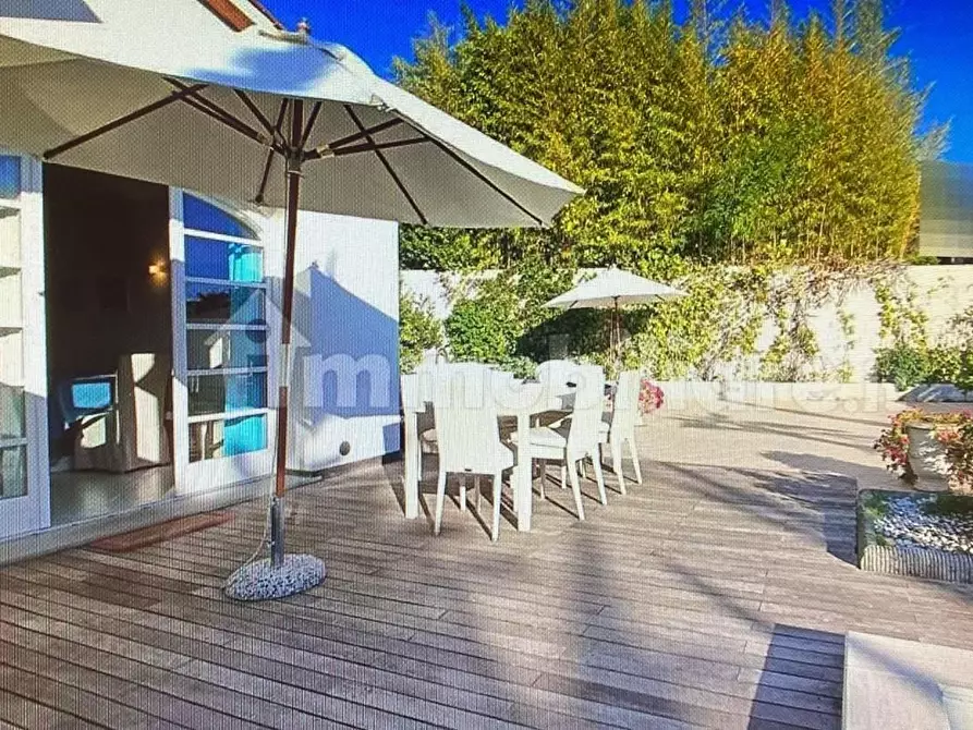 Immagine 8 di Villa in vendita  a Lucca