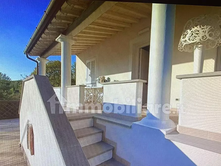 Immagine 5 di Villa in vendita  a Lucca