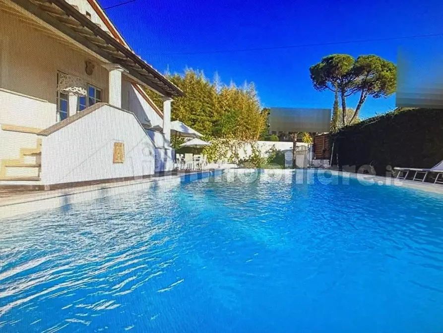 Immagine 9 di Villa in vendita  a Lucca