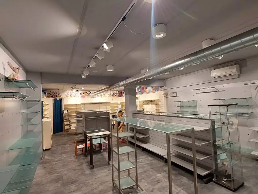 Immagine 6 di Locale commerciale in affitto  a Santa Maria A Monte