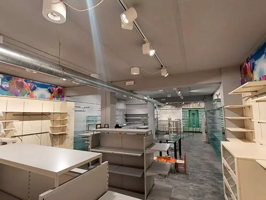 Immagine 2 di Locale commerciale in affitto  a Santa Maria A Monte