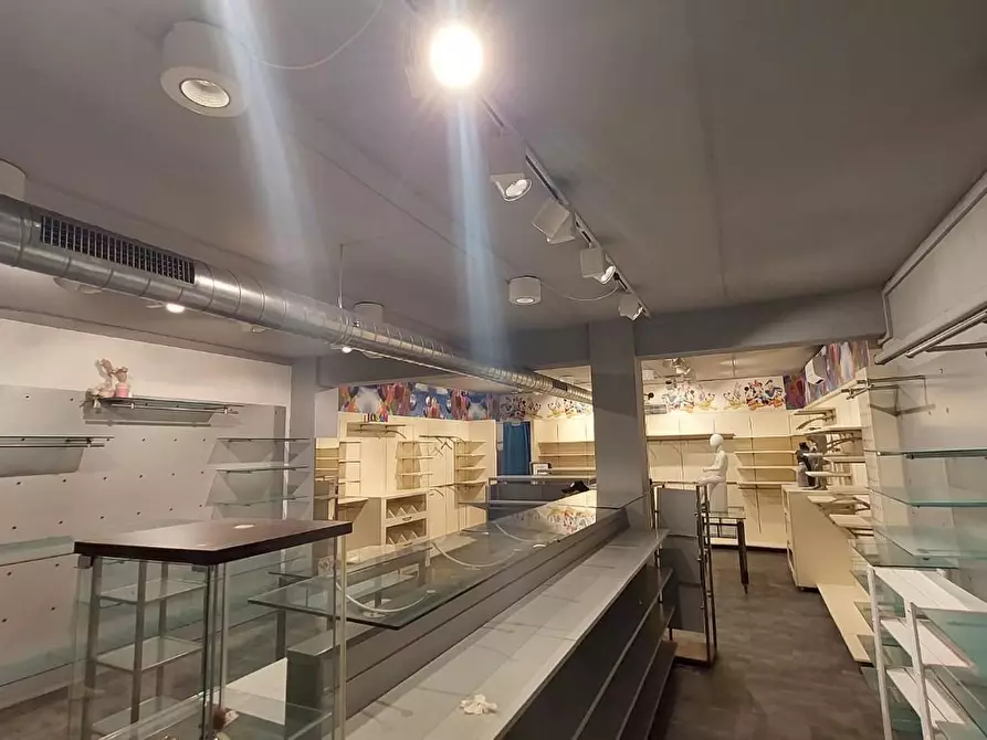 Immagine 5 di Locale commerciale in affitto  a Santa Maria A Monte