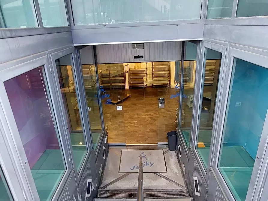 Immagine 8 di Locale commerciale in affitto  a Santa Maria A Monte