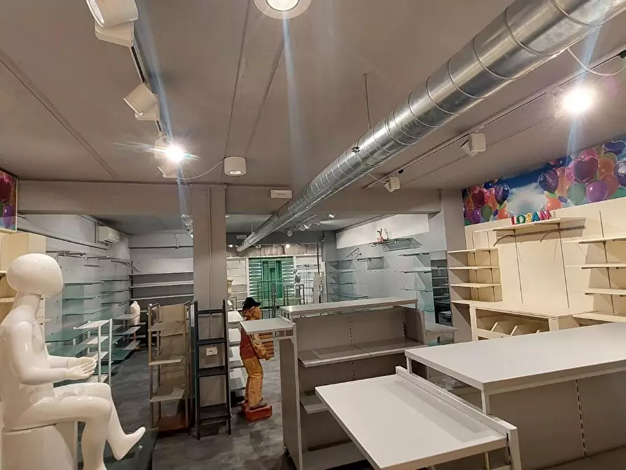 Immagine 3 di Locale commerciale in affitto  a Santa Maria A Monte