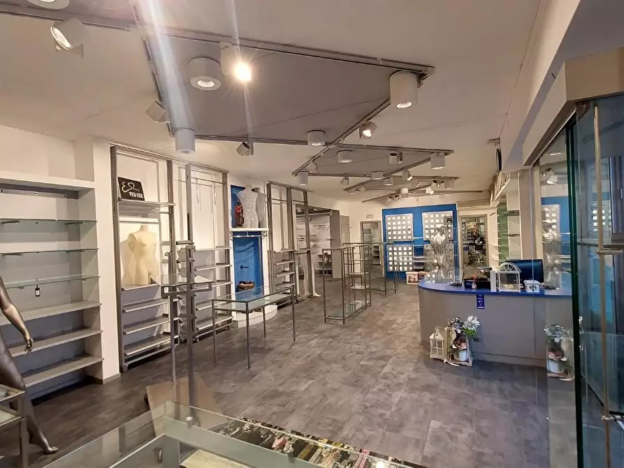 Immagine 1 di Locale commerciale in affitto  a Santa Maria A Monte