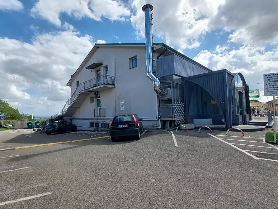 Immagine 9 di Locale commerciale in affitto  a Santa Maria A Monte