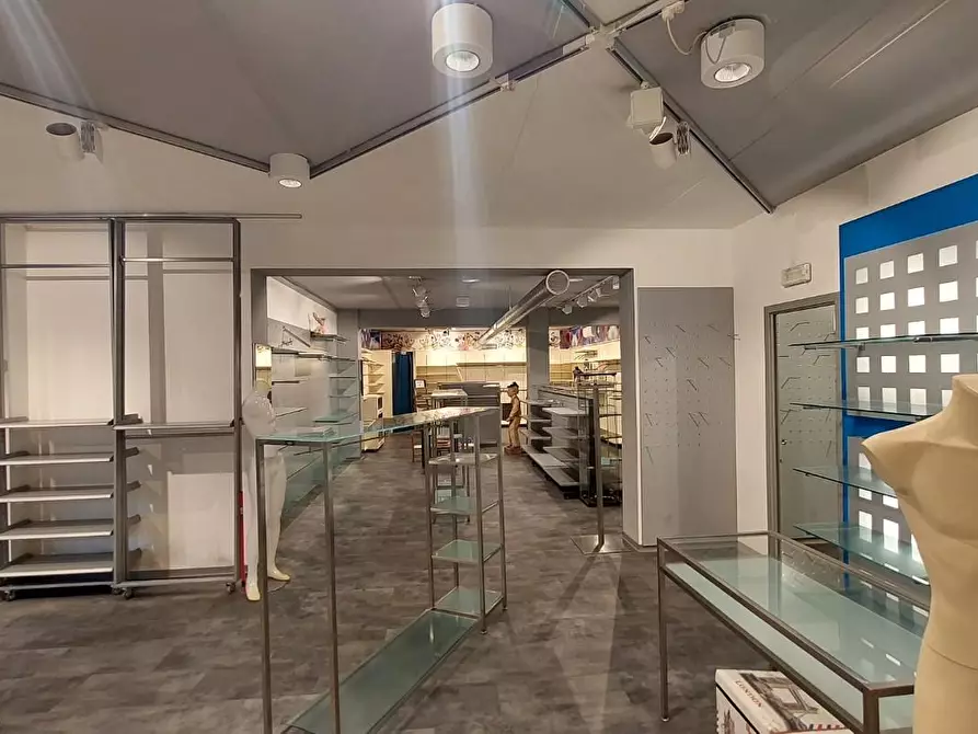 Immagine 7 di Locale commerciale in affitto  a Santa Maria A Monte