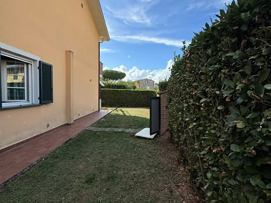 Immagine 4 di Villa in vendita  a Capannori