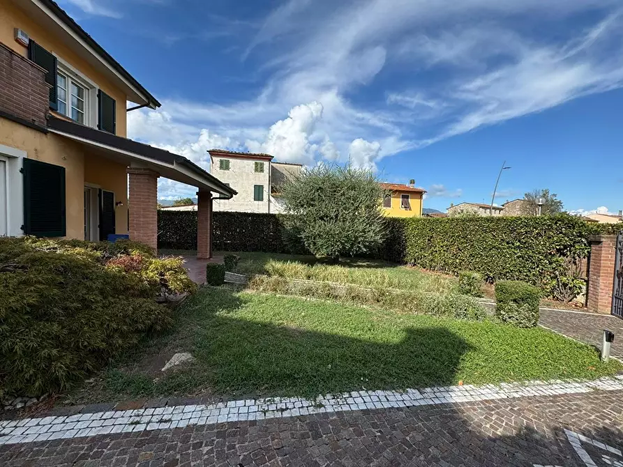 Immagine 11 di Villa in vendita  a Capannori