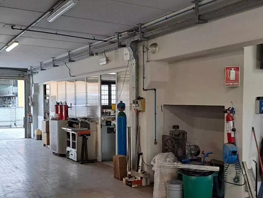 Immagine 2 di Attività artigianale in vendita  a Viareggio