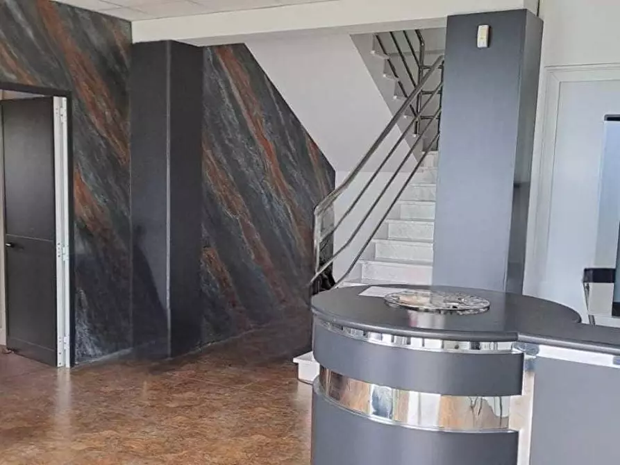 Immagine 13 di Attività artigianale in vendita  a Viareggio