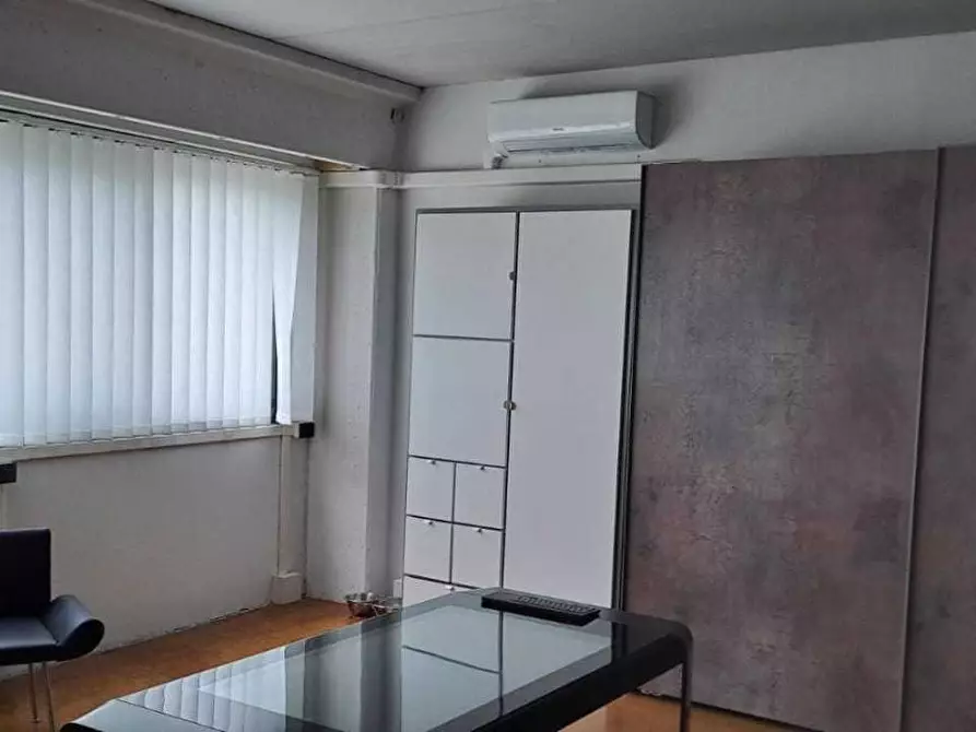 Immagine 4 di Attività artigianale in vendita  a Viareggio