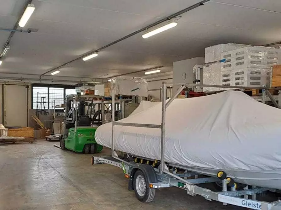 Immagine 5 di Attività artigianale in vendita  a Viareggio