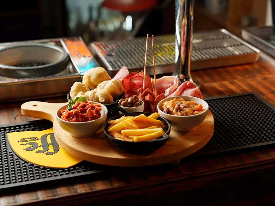 Immagine 10 di Attività commerciale in vendita  a San Giuliano Terme