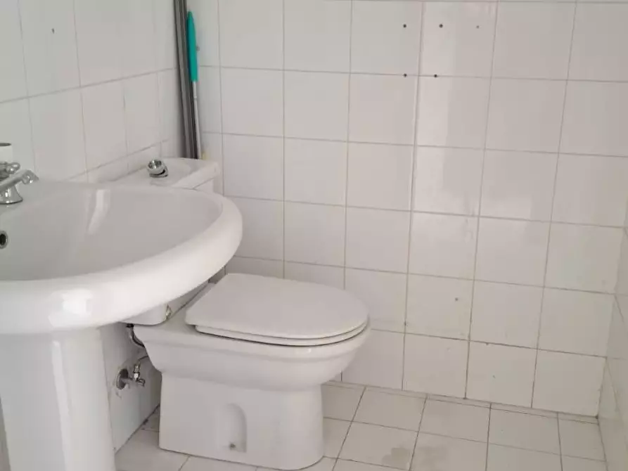 Immagine 8 di Negozio in vendita  a Carrara