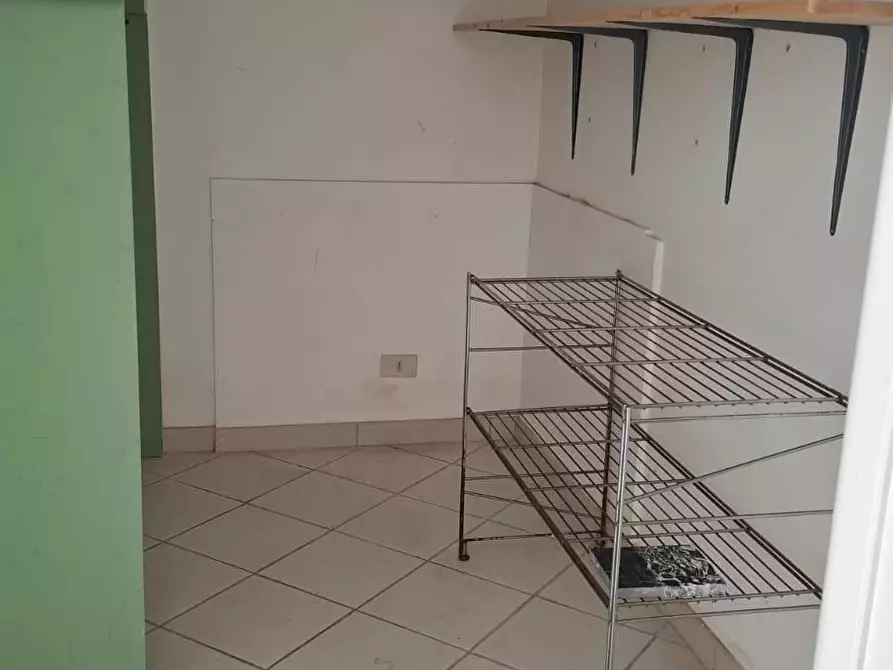 Immagine 5 di Negozio in vendita  a Carrara