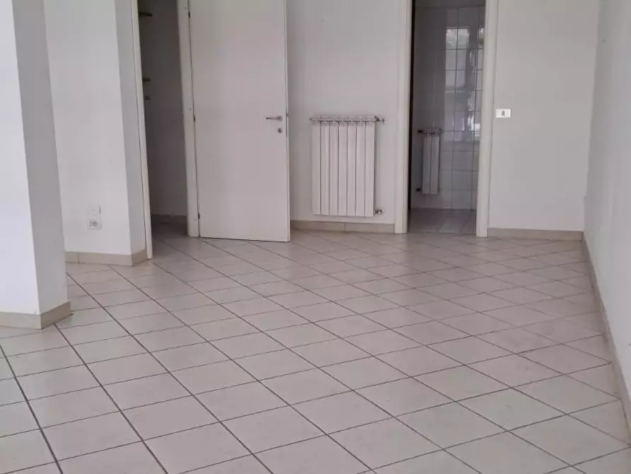 Immagine 2 di Negozio in vendita  a Carrara