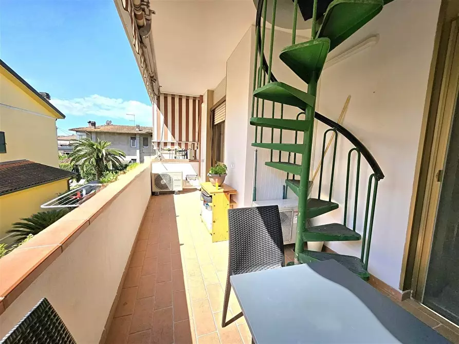 Immagine 2 di Appartamento in vendita  a Massa