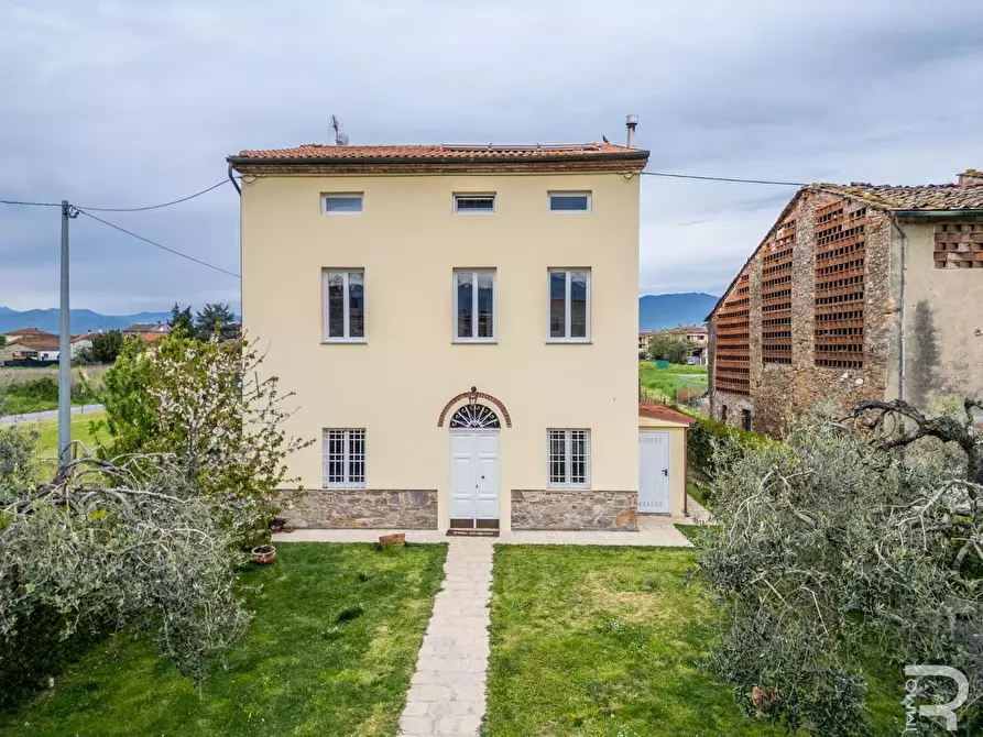 Immagine 3 di Villa in vendita  a Lucca