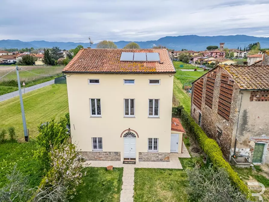 Immagine 4 di Villa in vendita  a Lucca