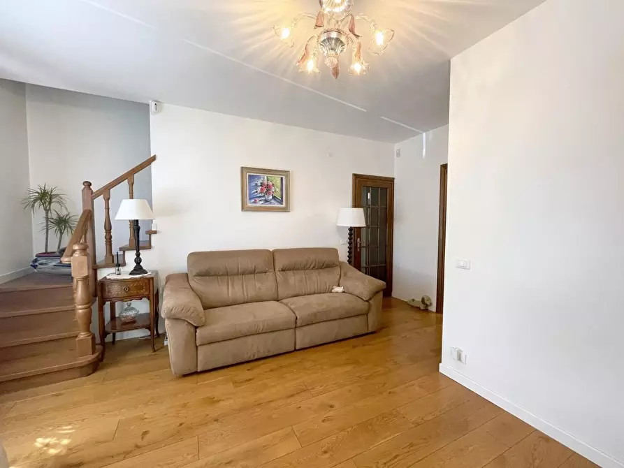 Immagine 8 di Casa trifamiliare in vendita  a Camaiore