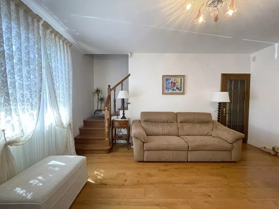 Immagine 9 di Casa trifamiliare in vendita  a Camaiore