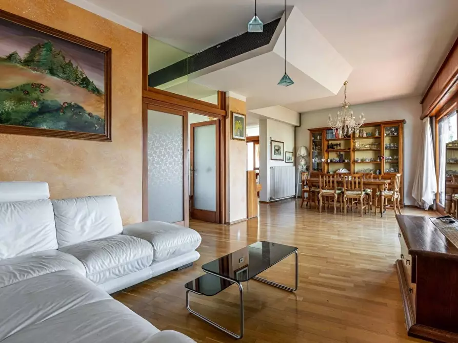 Immagine 17 di Villa in vendita  a Lucca