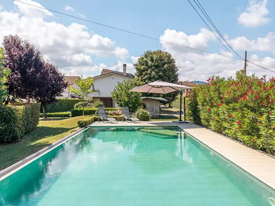 Immagine 1 di Villa in vendita  a Lucca