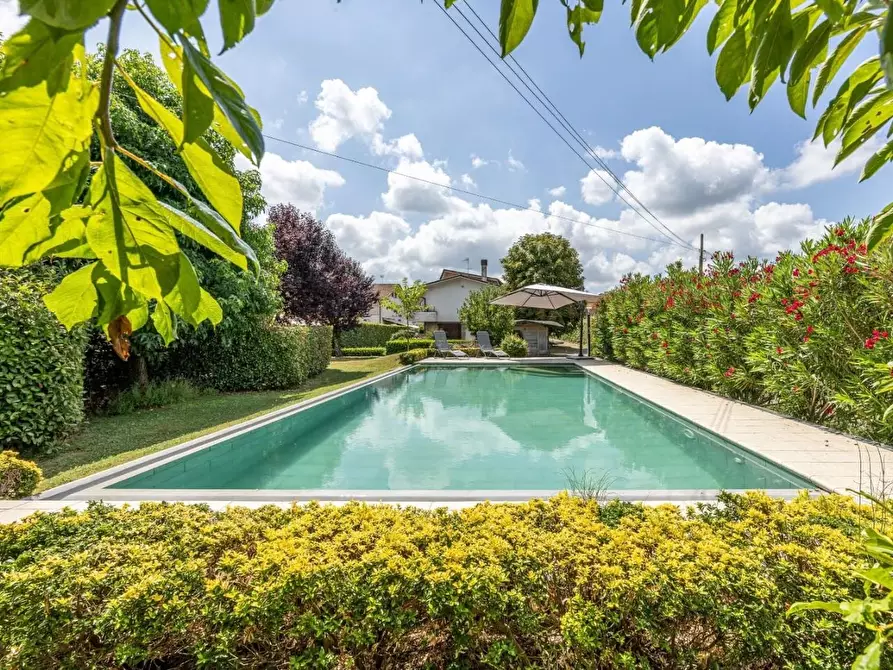 Immagine 9 di Villa in vendita  a Lucca