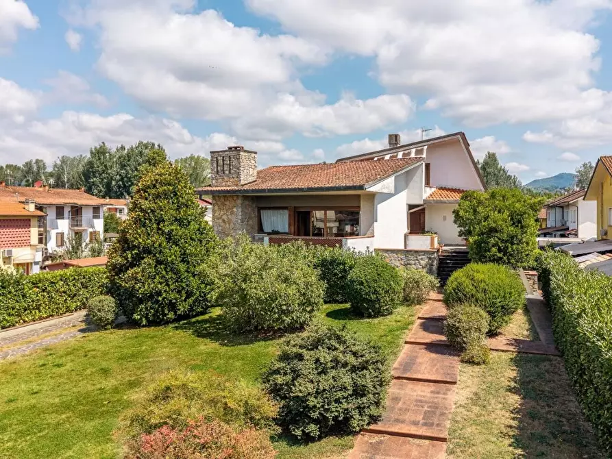 Immagine 2 di Villa in vendita  a Lucca