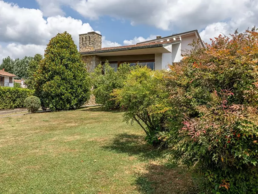 Immagine 3 di Villa in vendita  a Lucca