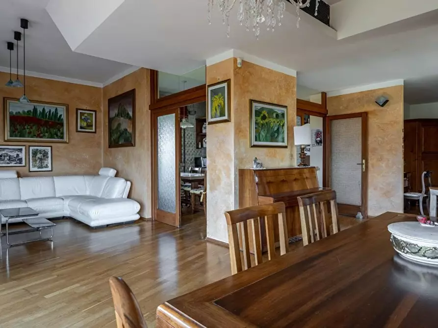 Immagine 21 di Villa in vendita  a Lucca