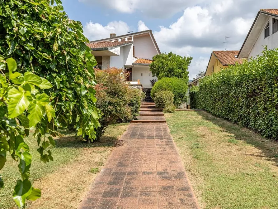 Immagine 12 di Villa in vendita  a Lucca