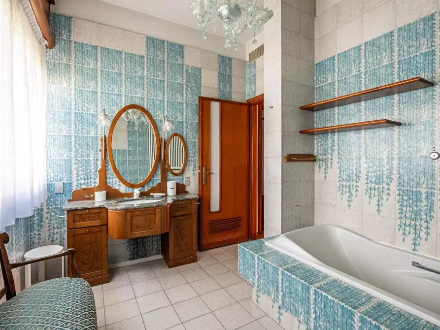 Immagine 31 di Villa in vendita  a Lucca