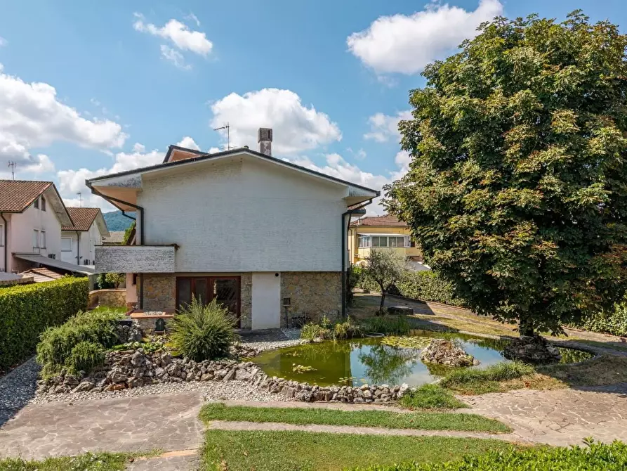 Immagine 47 di Villa in vendita  a Lucca
