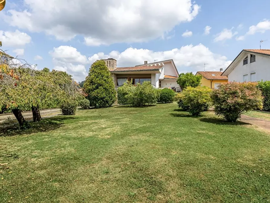 Immagine 6 di Villa in vendita  a Lucca