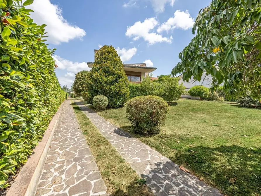 Immagine 7 di Villa in vendita  a Lucca