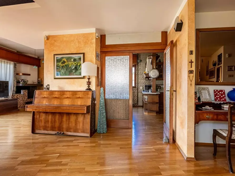 Immagine 22 di Villa in vendita  a Lucca