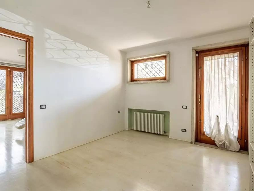 Immagine 43 di Villa in vendita  a Lucca