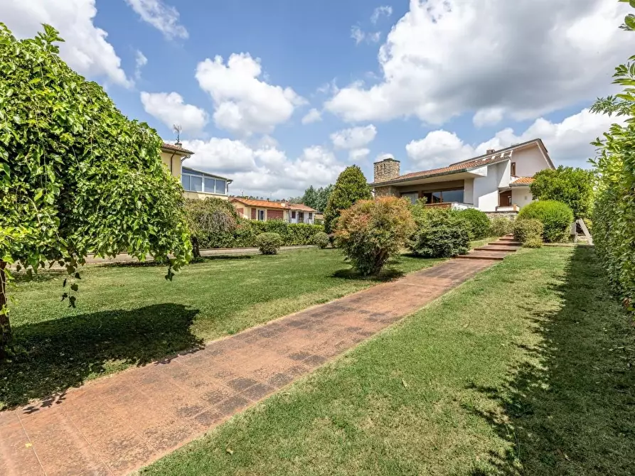 Immagine 5 di Villa in vendita  a Lucca