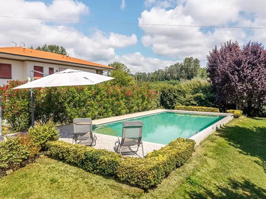 Immagine 10 di Villa in vendita  a Lucca