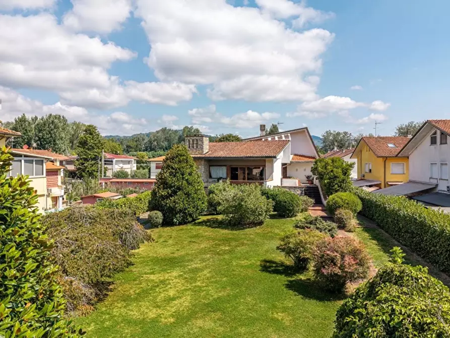 Immagine 4 di Villa in vendita  a Lucca