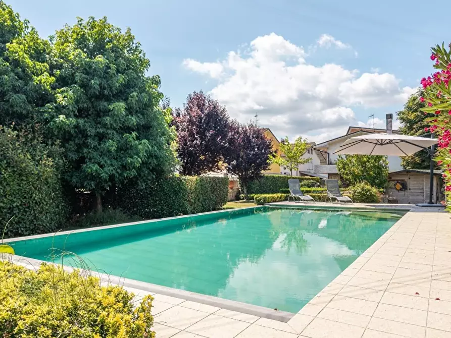 Immagine 8 di Villa in vendita  a Lucca