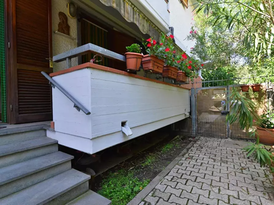 Immagine 2 di Appartamento in vendita  a Massa