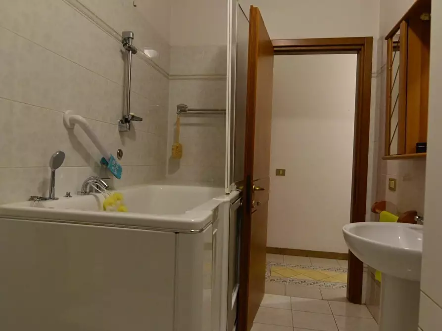 Immagine 17 di Appartamento in vendita  a Massa