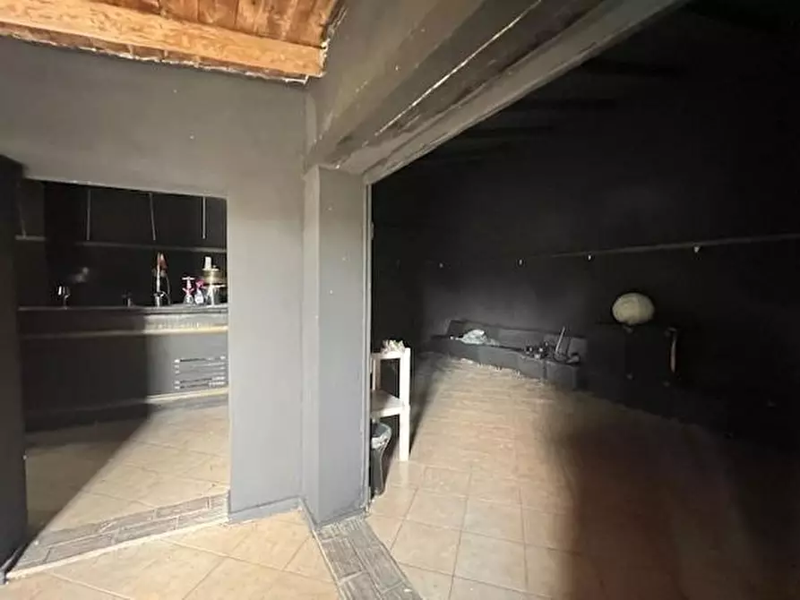 Immagine 6 di Laboratorio in vendita  a Massa