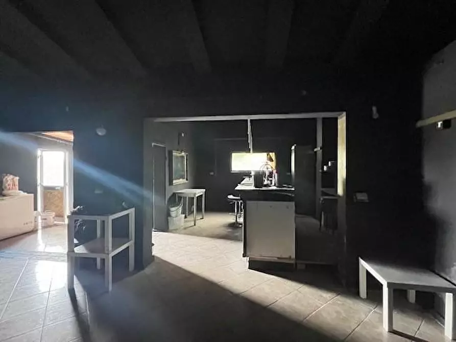 Immagine 7 di Laboratorio in vendita  a Massa